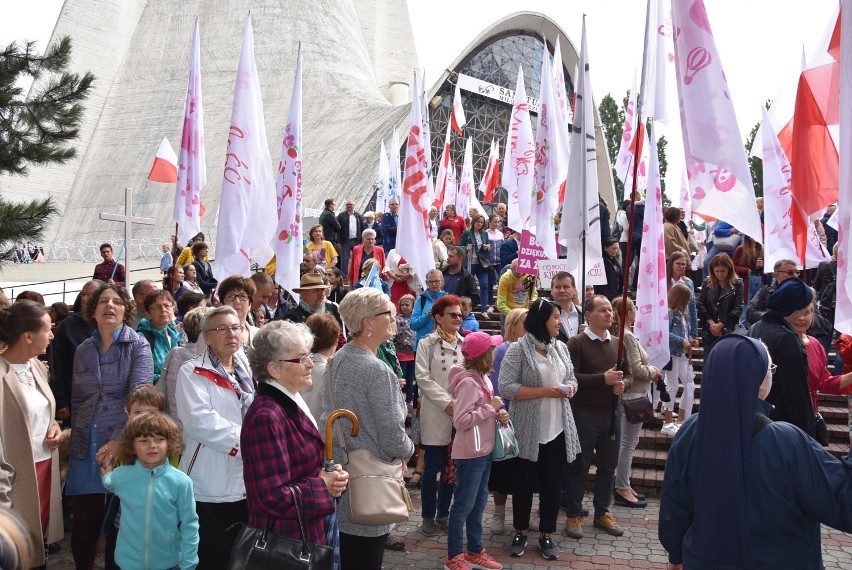 Marsz dla życia i rodziny w Kaliszu. "Hej, hej, życie jest OK" DUŻO ZDJĘĆ