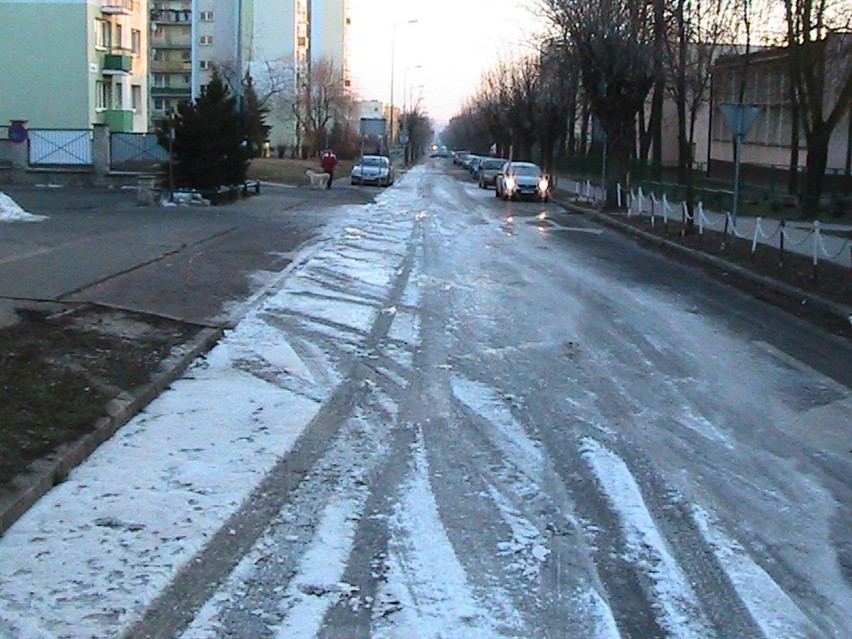 Awaria wodociągu przy ulicy Górnośląskiej w Kaliszu. Jezdnie zmieniły się w lodowisko. FILM, ZDJĘCIA