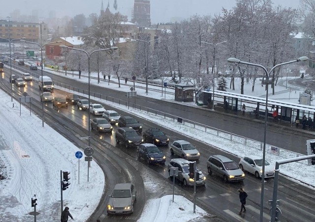 Od rana na drogach w Kielcach panują trudne warunki