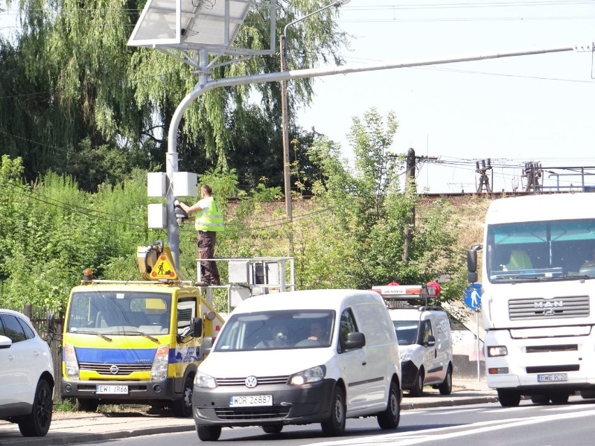 Bezpieczniej na zebrze przy wiadukcie w Wieluniu. Kierowców ostrzega migoczące światło [FOTO]