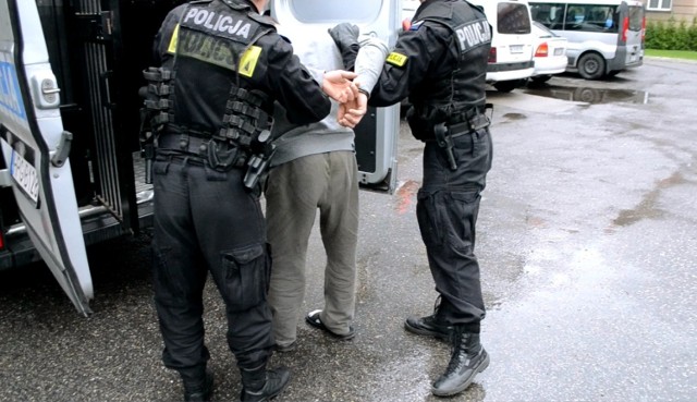 Policjanci z komisariatu w Kętach zatrzymali 37-latka poszukiwanego przez Sąd Rejonowy w Oświęcimiu