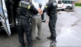Policjanci w Kętach zatrzymali 37-latka poszukiwanego przez sąd w Oświęcimiu. Wpadł w ich ręce, gdy szedł ulicą bez maseczki ochronnej