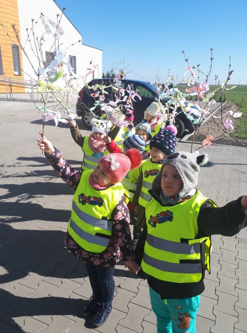 Witamy wiosnę! Grupa motylki z przedszkola w Pawłowie Żońskim ze swoją Marzanną 