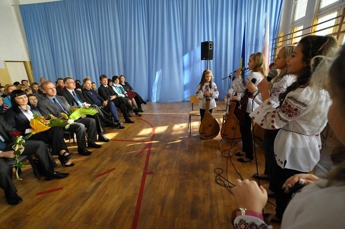 Minister Bogdan Klich odwiedził w ukraińską szkołę w...