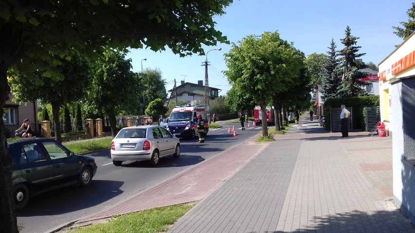 Wypadek na ulicy Złotej w Zduńskiej Woli. Ucierpiał mężczyzna jadący skuterem ZDJĘCIA