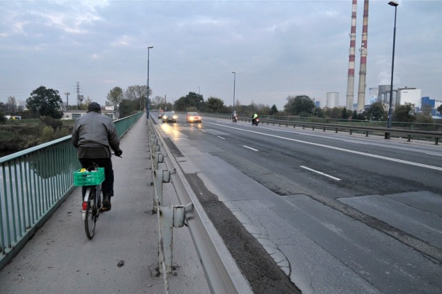 Urzędnicy tłumaczą, że remont mostu będzie częściowy, ponieważ kilka lat temu w ramach bieżącego utrzymania dróg wymienione zostały chodniki oraz balustrady, teraz prace będą prowadzone w obrębie jego nawierzchni. - Wymieniona zostanie izolacja oraz nawierzchnia mostu, pojawią się nowe wpusty, dylatacja oraz żelbetowa płyta pomostu. Zabezpieczona antykorozyjnie zostanie stalowa płyta pomostu. Prace pochłoną ok. 4,1 mln zł. Remont potrwa do końca września - wyliczają w Zarządzie Dróg Miasta Krakowa.