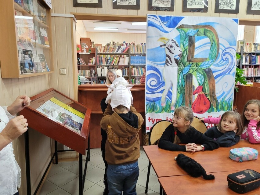 Anna Błachucka, pisarka i autorka książek spotkała się z młodymi czytelnikami w bibliotece w Jędrzejowie