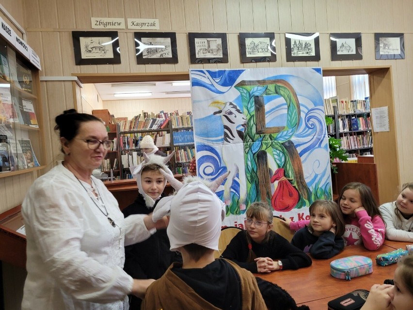 Anna Błachucka, pisarka i autorka książek spotkała się z młodymi czytelnikami w bibliotece w Jędrzejowie
