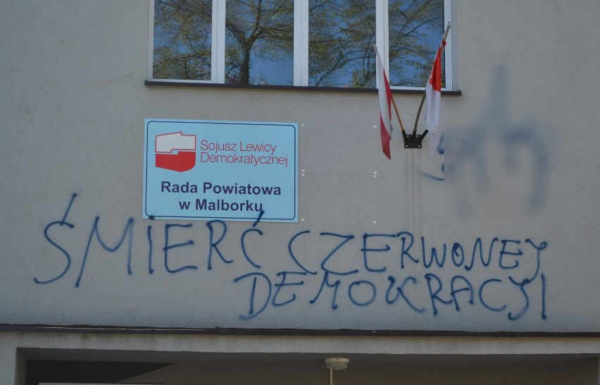 Policja zajmie się napisem na siedzibie Sojuszu Lewicy Demokratycznej w Malborku