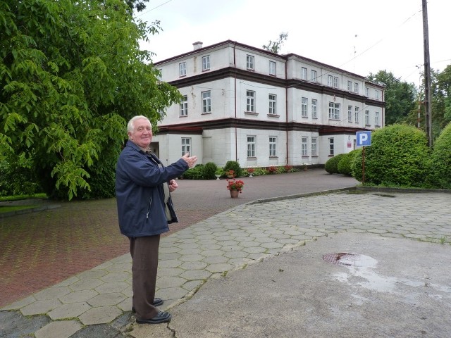 Sporną posiadłością w Strzałkowie opiekuje się Jan Mielczarek, były dyrektor ZSA