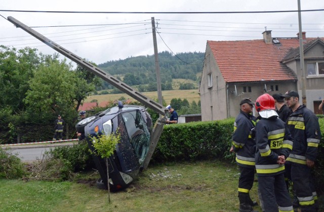 W Jedlinie-Zdroju Ford Focus uderzył w żelbetonowy słup energetyczny. Wcześniej doszło do uszkodzenia opony pojazdu