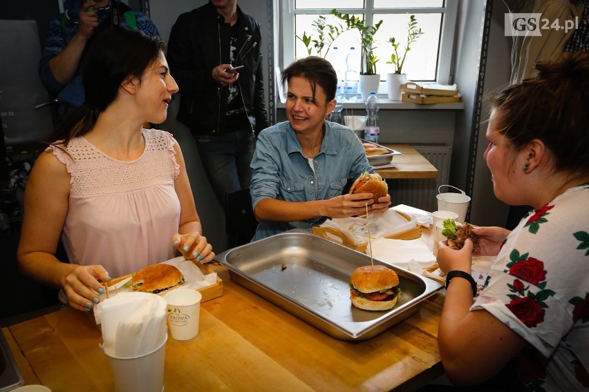 Pierwsze Mistrzostwa Kobiet w jedzeniu burgerów za nami.  "Mam z głowy obiad na dwa dni" [WIDEO]
