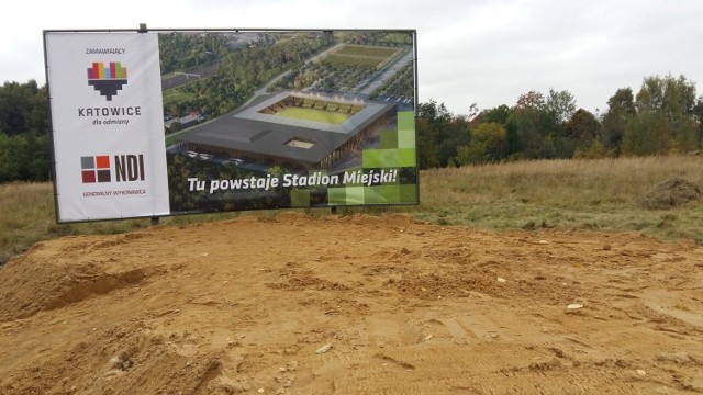 15.10.2021 r. Plac budowy oraz zaplecze budowy Stadionu Miejskiego w Katowicach, dzień po symbolicznym wbiciu łopat.

   Zobacz kolejne zdjęcia. Przesuwaj zdjęcia w prawo - naciśnij strzałkę lub przycisk NASTĘPNE