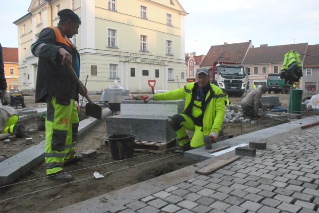 KOŚCIAN. Na rynku w Kościanie rozpoczęło się układanie kostki brukowej. Ulica Wrocławska prawie gotowa