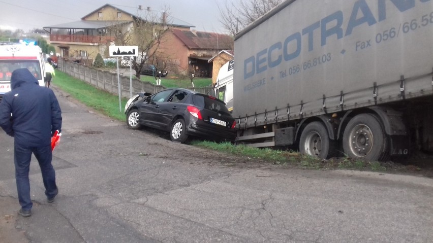 Wypadek w Bobrku. Tir zderzył się z dwiema osobówkami [ZDJĘCIA]