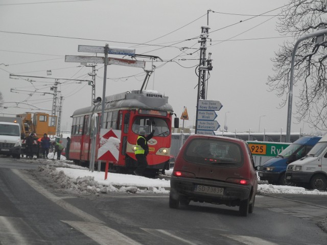 Zmienią się rozkłady tramwajów

Już od poniedziałku, 8 kwietnia, zmiany wprowadza KZK GOP. W związku z remontem torowiska wzdłuż ul. Zabrzańskiej między ulicami Węglową i Raciborską zostanie zmieniona organizacja komunikacji tramwajowej na liniach nr 1 i 18. Linia nr 1 zostanie zawieszona i zastąpiona przez linię tramwajową nr 4 i zastępczą linię autobusową T-1. Linia nr 18 zostanie zawieszona i zastąpiona przez linię tramwajową nr 5, czasową linię tramwajową nr 10 i zastępczą linię autobusową T-1. A to nie koniec zmian.