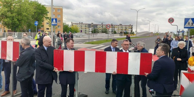 Do otwarcia całości wiaduktu doszło 25 maja po 12:00. To historyczny moment dla Miasta Konin. Nowe połączenie drogowe Zatorza z V Osiedlem zostało  oddane do użytku! Powstało w miejscu, gdzie już ponad 40 lat temu zaplanowano połączenie obu części miasta.