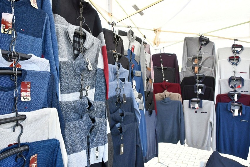 Ciepłe ubrania na targowisku w Busku-Zdroju. Są kurtki, kalesony, czapki i zimowe obuwie