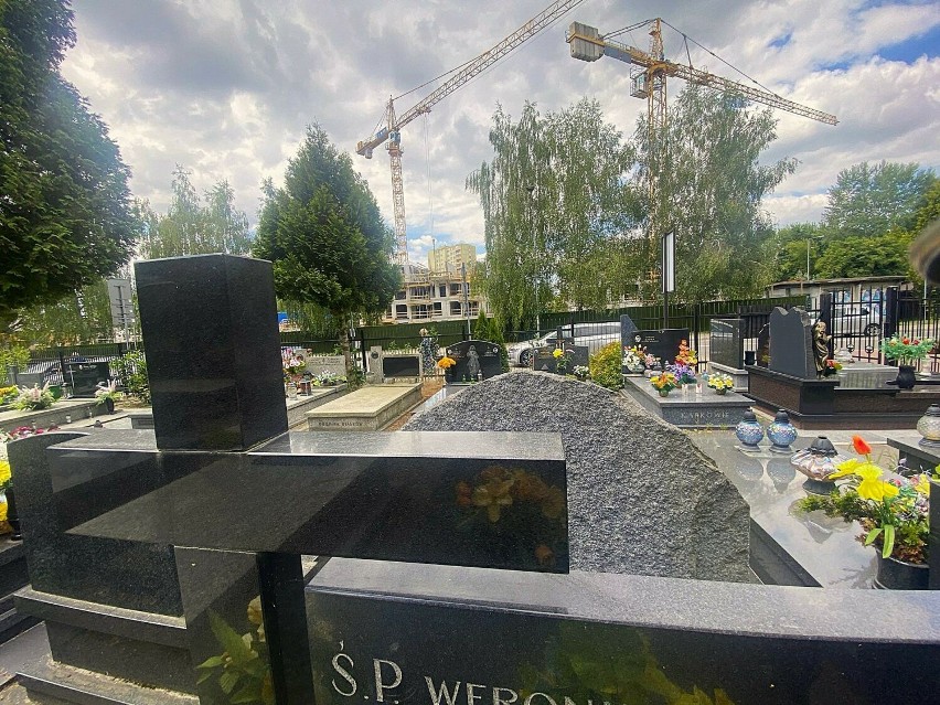 Rosną bloki z widokiem na największy cmentarz w Krakowie. To już norma, przy Rakowickim też wyrosła mieszkaniówka