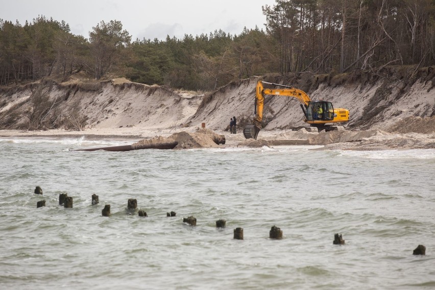 Trwają prace refulacyjne na plaży w Rowach.