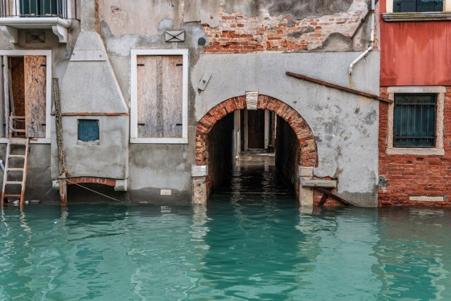 Ostatnie powodzie w północnej części Włoch i Chorwacji spowodowały, że tysiące osób zostało zmuszonych do opuszczenia swoich domów, a wiele miast i wiosek zostało zalanych przez wylewające się rzeki.