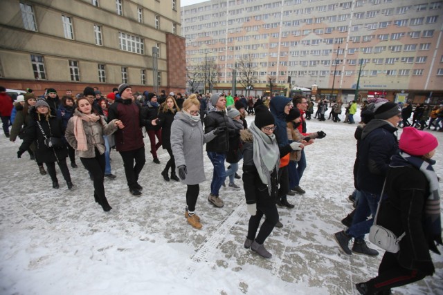 Maturzyści z Rudy Śląskiej zatańczyli poloneza na placu Jana Pawła II