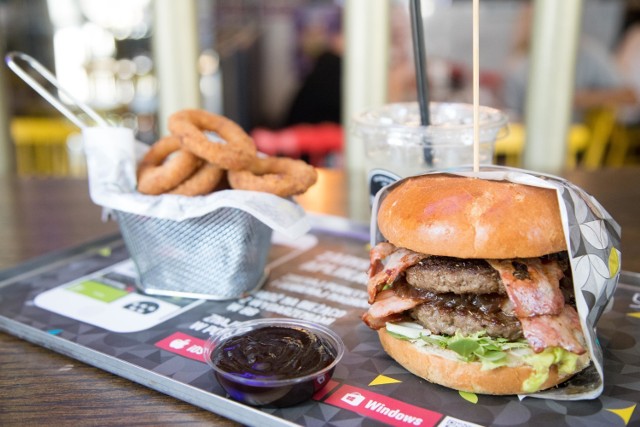 A co z fast foodami? Najpopularniejsza sieć je oferująca sprzedaje głównie cheeseburgery. Kanapki z serem zamawialiśmy chętnie także przy okazji zeszłorocznego Mundialu. Rekordzista z Warszawy zamówił ich na raz 54. Na ogół jednak zamówienia w dowozie są znacznie skromniejsze i składają się zaledwie z około 3 pozycji (2,4 dania).