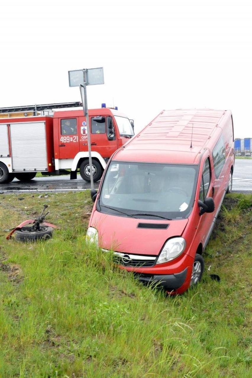 Zderzenie dwóch aut na drodze DK5 na skrzyżowaniu dróg w kierunku Stare Oborzyska - Kurowo