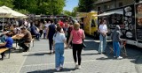 Atmosfera pikniku na zlocie food trucków w Krośnie. Mieszkańców skusiły oryginalne smaki [ZDJĘCIA]