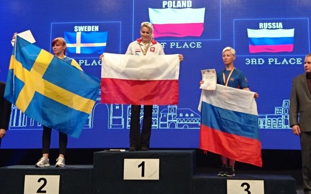Marlena Wawrzyniak (Arm Fanatic Sport Grudziądz) na podium mistrzostw Europy w Bukareszcie, ze złotymi medalami na prawą i lewą rękę w kat. masters