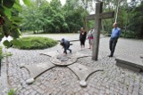 Policja szuka sprawców dewastacji krzyża na Westerplatte