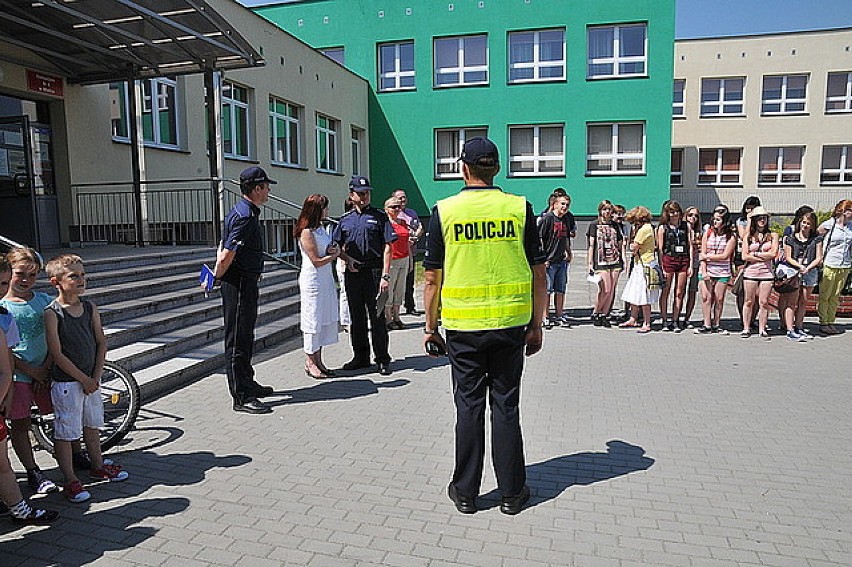 Policjanci prowadzili ćwiczenia ewakuacyjne szkoły