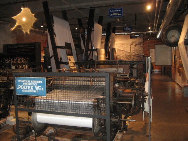 Krosno tkackie - maszyna, na której tkanina powstaje za pomocą połączenia dwóch, prostopadłych do siebie układów nitek.  Fot. Krzysztof Baraniak