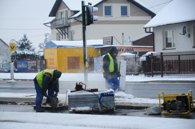 Parking koło pętli Czerwone Maki zostanie ukończony na przełomie listopada i grudnia. Początkowo będzie jednak funkcjonował na takiej samej zasadzie jak parkingi przy hipermarketach objęte systemem park and ride. Odpowiednie urządzenia potrzebne do kontroli wjazdu na parking pojawią się na nim dopiero wiosną przyszłego roku. Na parkingi typu park and ride będą mogli wjechać posiadacze biletów okresowych lub 24-godzinnego (ten kosztuje 12 zł). Będzie można również zapłacić 10 zł za pozostawienie samochodu na parkingu, a wtedy kwit parkingowy posłuży za bilet komunikacji miejskiej.