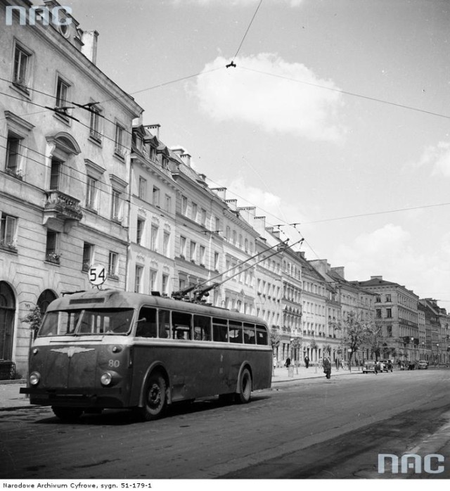 Krakowskie Przedmieście z lat 50. Roztańczona młodzież, trolejbusy i prymas Wyszyński [ZDJĘCIA]