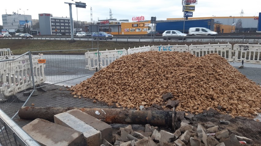 Wykop związany z awarią przy alei Roździeńskiego po stronie...