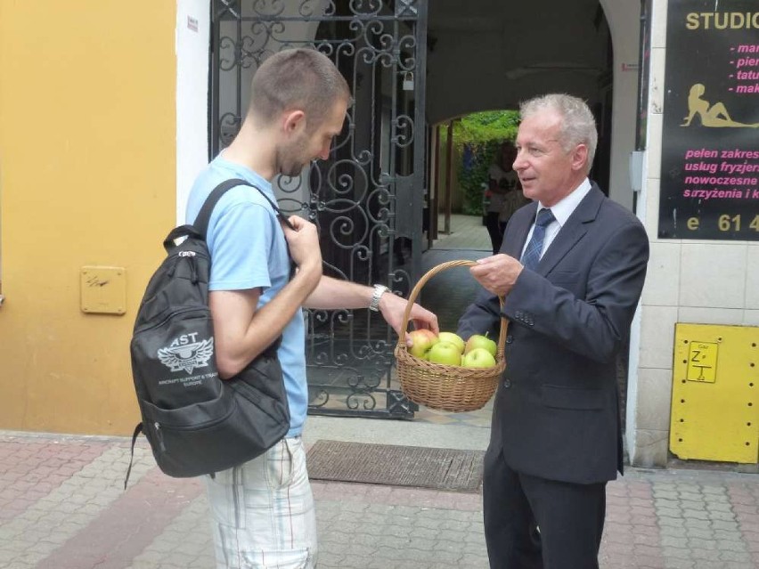 Jedz jabłka na złość Putinowi w Gnieźnie [FOTO]