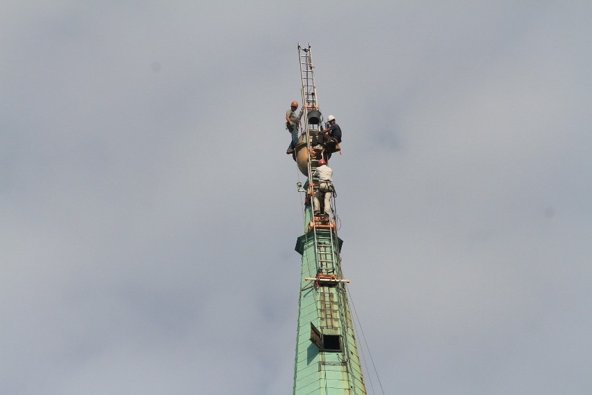 Prace na wieży głównej katedry w Łodzi mają być zakończone...