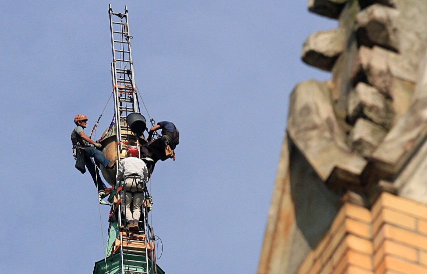 Prace na wieży głównej katedry w Łodzi mają być zakończone...