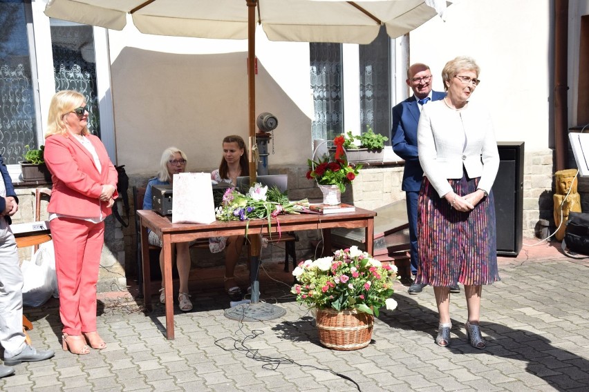 Dyrektor DPS-u w Bystrzycy Kłodzkiej Renata Błażej (z...