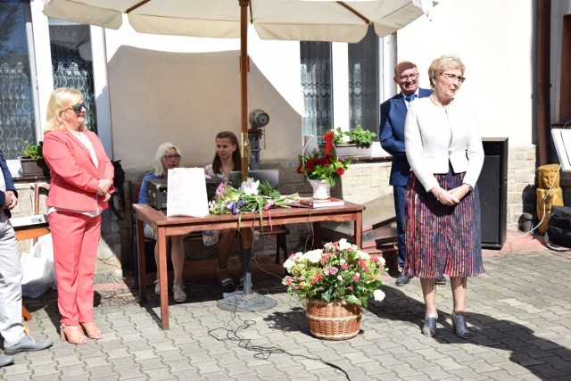 Dyrektor DPS-u w Bystrzycy Kłodzkiej Renata Błażej (z prawej) po 47 latach pracy w tej jednostce odchodzi na zasłużoną emeryturę.