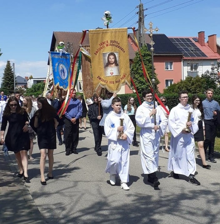 Boże Ciało w Pszczółkach. Wierni przeszli w procesji do czterech ołtarzy |ZDJĘCIA