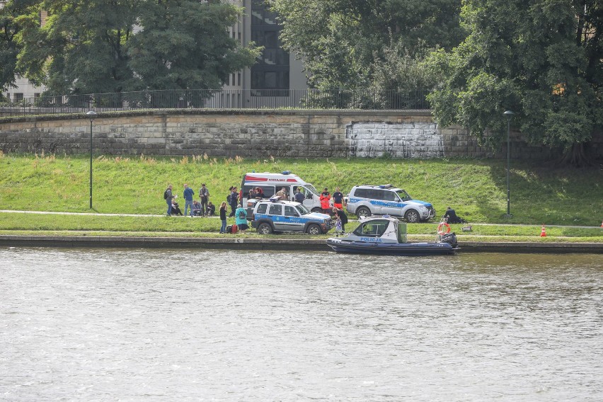 Kraków. Radiowozy i motorówka na Wiśle pod Wawelem. To nie akcja policji, kręcony był film