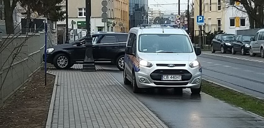 Interweniowały służby, kierowca źle zaparkowanego pojazdu...