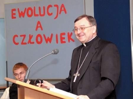 Arcybiskup Józef Życiński podkreślił, że nie ma sprzeczności między teorią ewolucji a teologią chrześcijańską. Fot: JAKUB MORKOWSKI