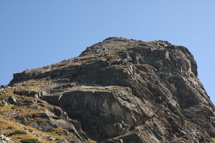 Z przełęczy Karb prowadzi szlak na Kościelec (2162 m...