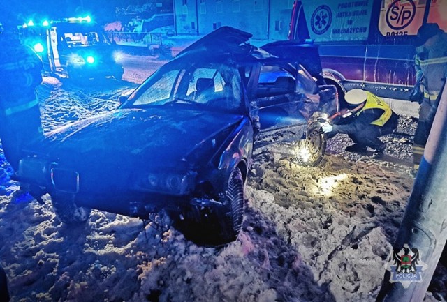 - Spośród kilkunastu odnotowanych wczoraj zdarzeń do tego najpoważniej wyglądającego doszło przed godziną 23:00 na ul. Świdnickiej, gdzie 22-letni wałbrzyszanin w wyniku niedostosowania prędkości do panujących warunków na drodze zjechał z jezdni i uderzył bokiem pojazdu w latarnię uliczną, a przy tym także uszkodził zaparkowany samochód. Mężczyzna z niegroźnymi obrażeniami ciała zabrany został do szpitala - wyjaśnia Marcin Świeży z KMP w Wałbrzychu. 