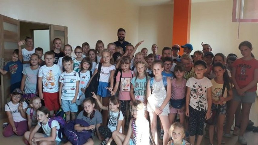 Dzielnicowy Przemysław Wielowski spotkał się z uczestnikami półkolonii FOTO