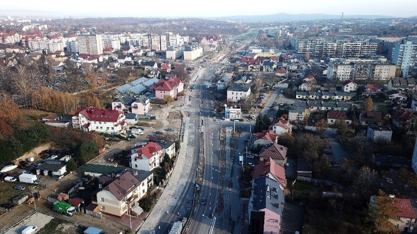 Ulica Wapiennikowa w Kielcach buduje się wyjątkowo szybko. Pod koniec 2018 roku może być przejezdna [WIDEO Z DRONA]