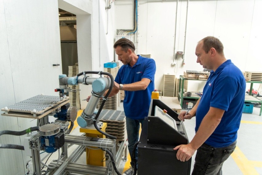 W suwalskiej fabryce AQUAEL roboty przejmują najbardziej uciążliwe prace